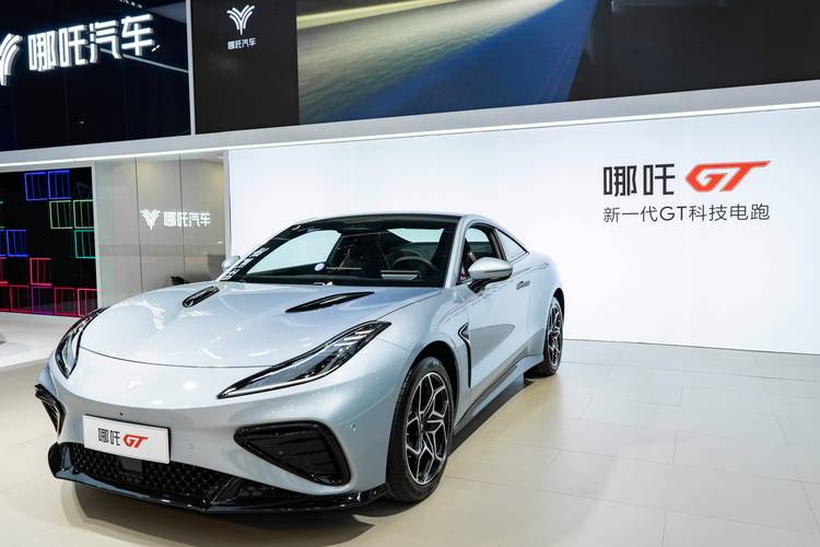 惠州214哪吒汽车在智能汽车领域的表现，领途汽车在新能源汽车市场中的影响力